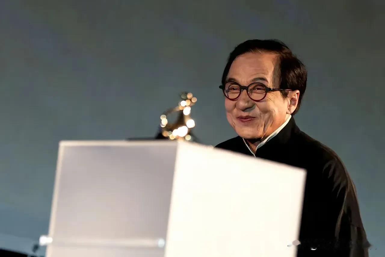 成龙71岁了还在拼搏，哪怕收视率不行，哪怕赚不到钱，
成龙大哥再次荣获终身成就奖