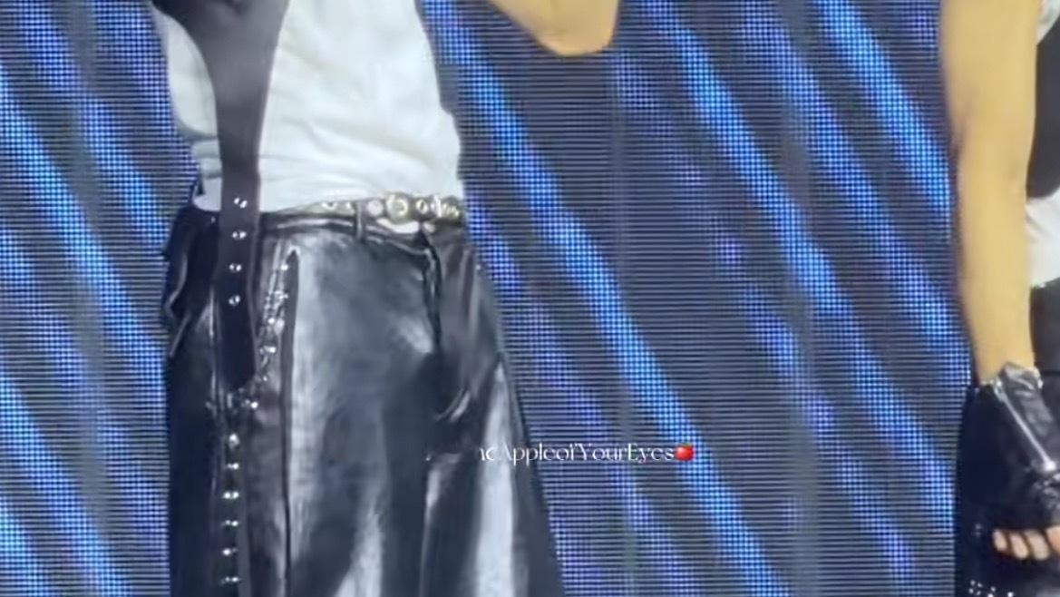 但是吧这件皮裤…🤤 