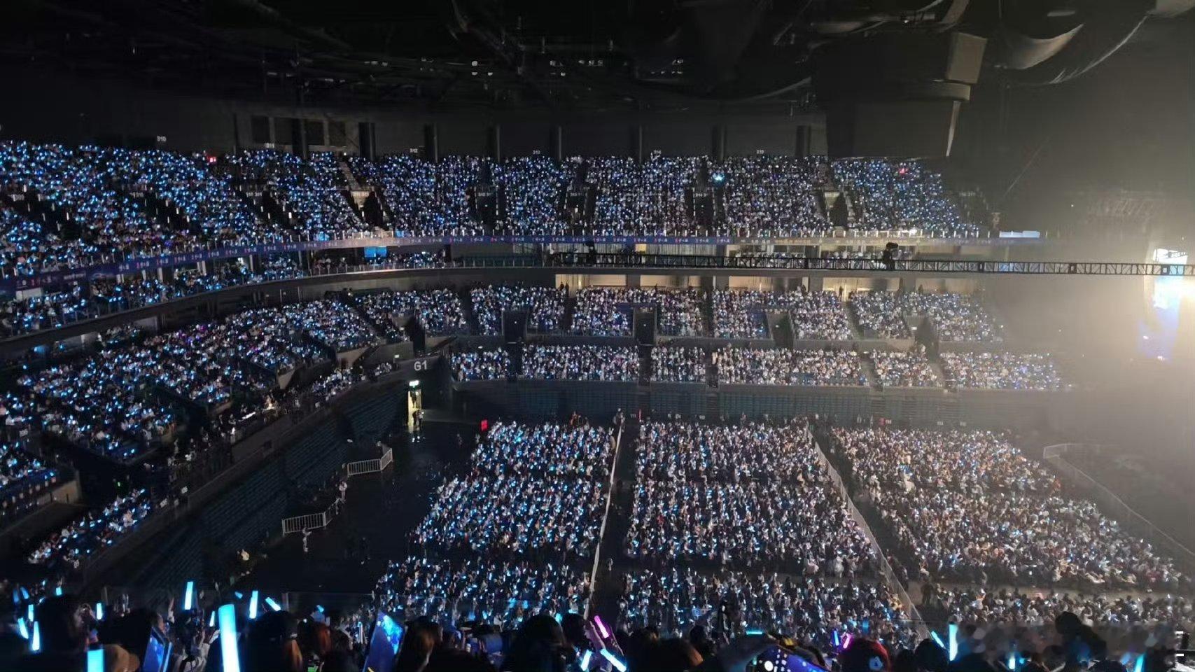 梓渝演唱会上座率都来支持小梓渝了。演唱会上座率爆满！梓渝演唱会前发博