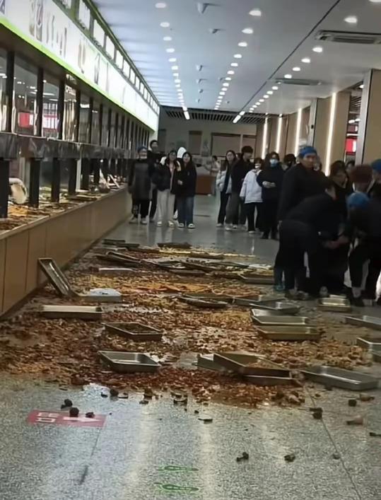 高校食堂阿姨吵架，全校师生都没饭吃！
安徽某高校两个食堂工作的阿姨因为上菜的时候