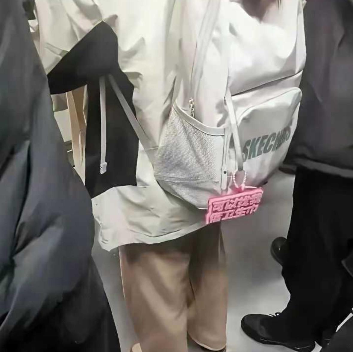 “地铁上看到的，现在的小姑娘也太勇敢了！”