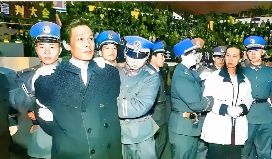 1995年的一天，在深圳体育场举行了一场公审大会，聚集了6000多名围观群众。这