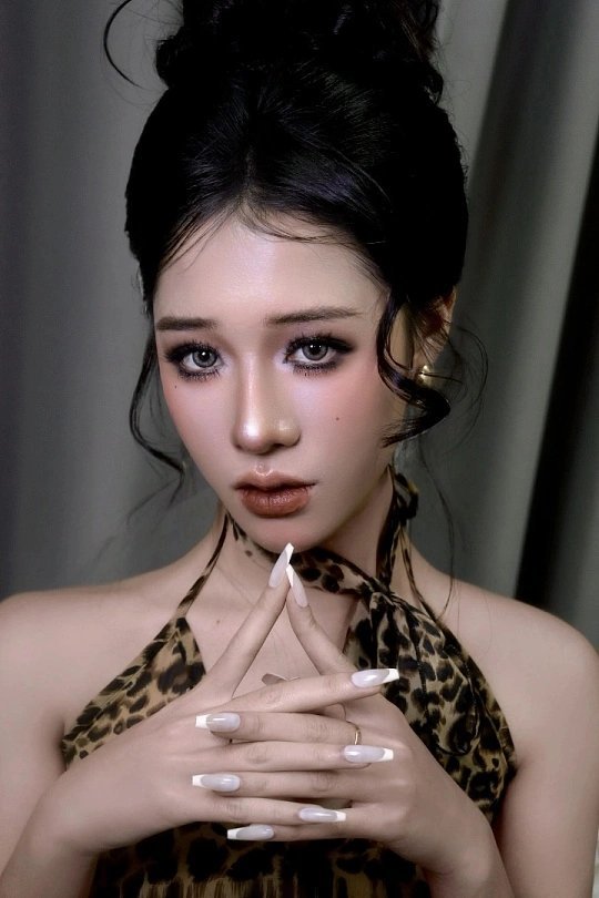 以为自己很抗打直到化了泰妆哈哈，这句吐槽太真实了！本以为自己皮糙肉厚啥妆容都能驾