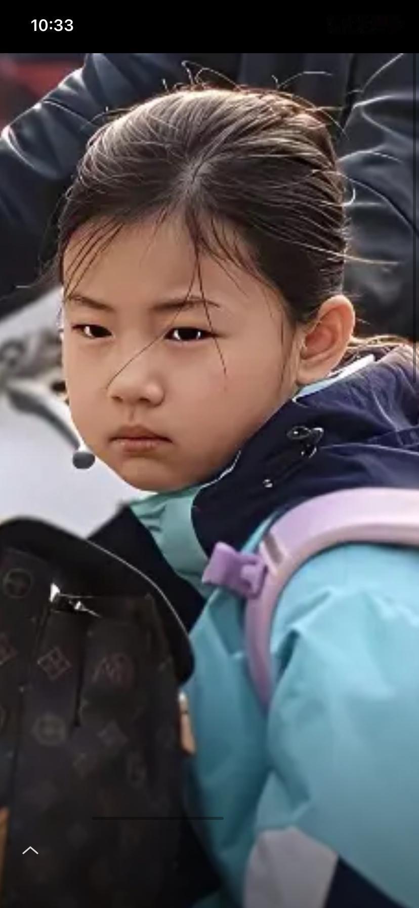 现在的孩子怎么了
天天好吃好喝的供着
上学放学车接车送的
怎么看起来还不高兴呢