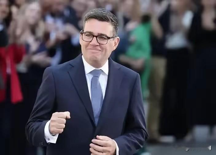 英国新首相安迪·伯纳姆干了一件让全世界都盯着的大事，8月18日他直接公开表态，说