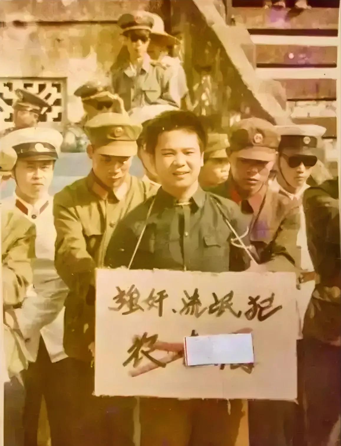 这张照片记录了1983年一名被枪决前的“强奸犯”面对镜头的情景。强奸犯的罪行对于