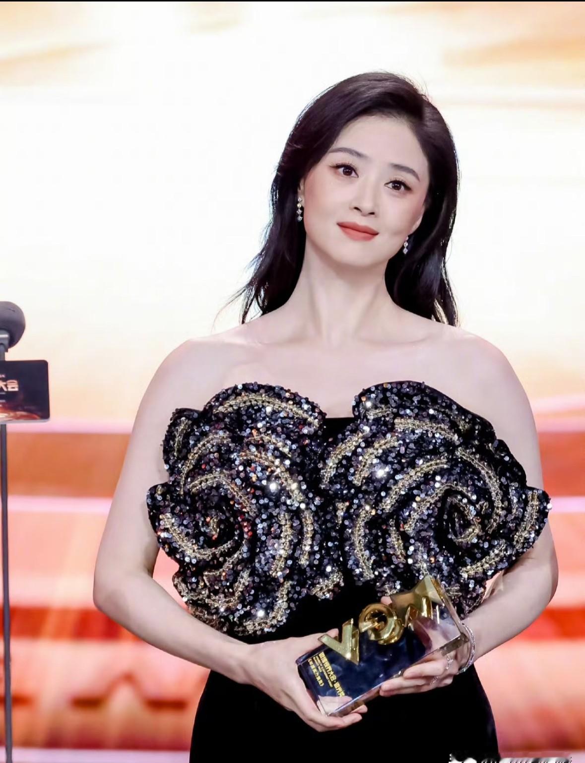 蒋欣和童瑶对掐上了，没预告，直接开播。
《四喜》说来就来，连片头曲都没给人准备时