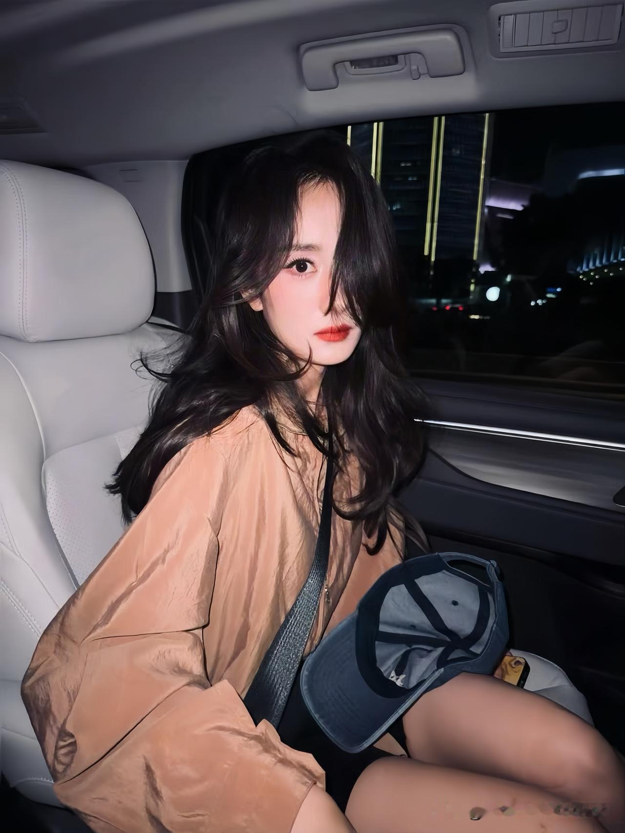 杨幂车内随拍，美就一个字[送心]