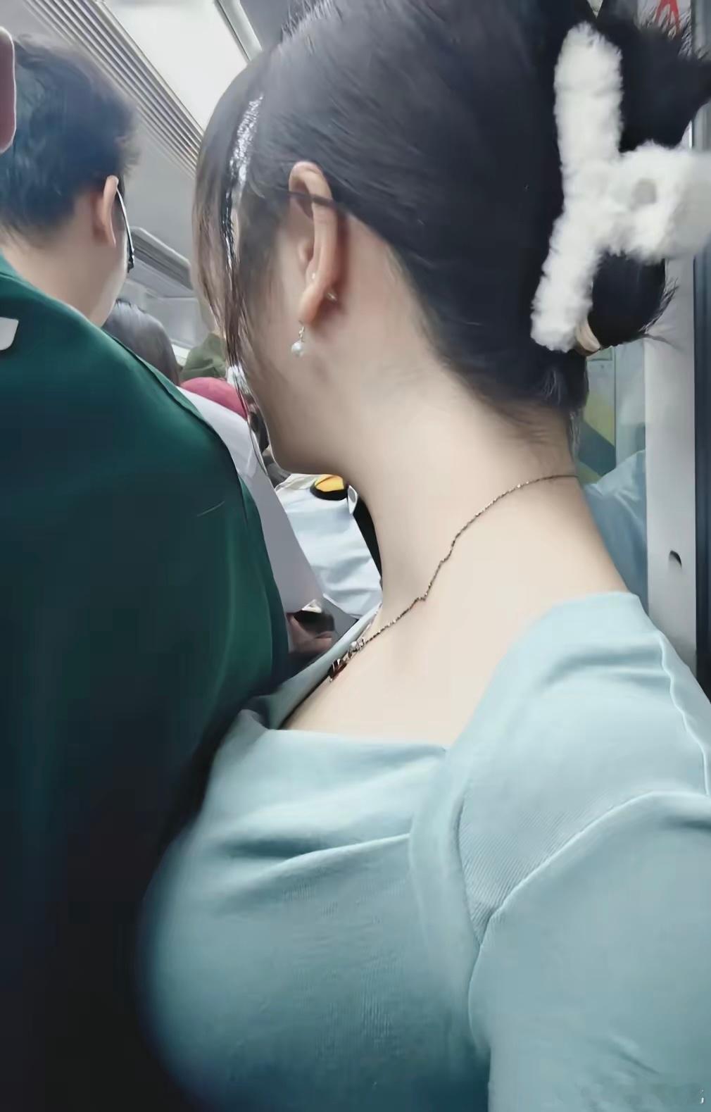 深圳地铁高峰期，真的那么挤吗，是不是该分男女车厢啊….[笑cry] 