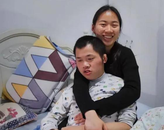 我宁愿和弟弟一辈子一起！”安徽六安，27岁的姐姐不仅每晚都和23岁弟弟同床睡觉，