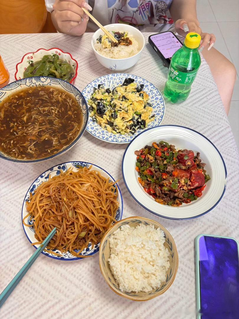 超长蛋挞吃过了顾二叔家也喝上了今天中午吃剩菜我又炒了个木耳鸡蛋下午和闺女说晚上减