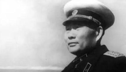 一个晕船晕得死去活来的人，被毛主席点名去当海军司令员。他说：主席，我是个"旱鸭子