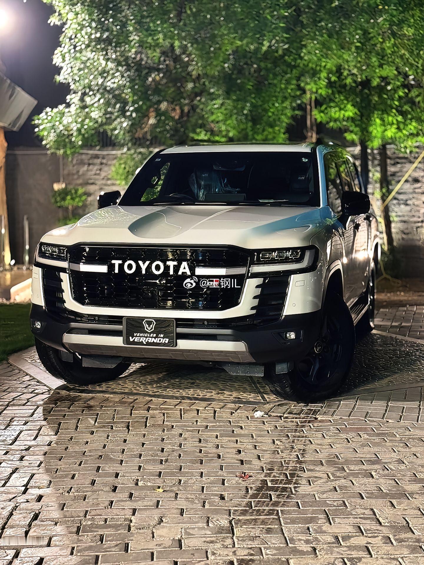 兰德酷路泽LC300，GR版本搭载 3.5TT V6双涡轮增压发动机，最大功率4