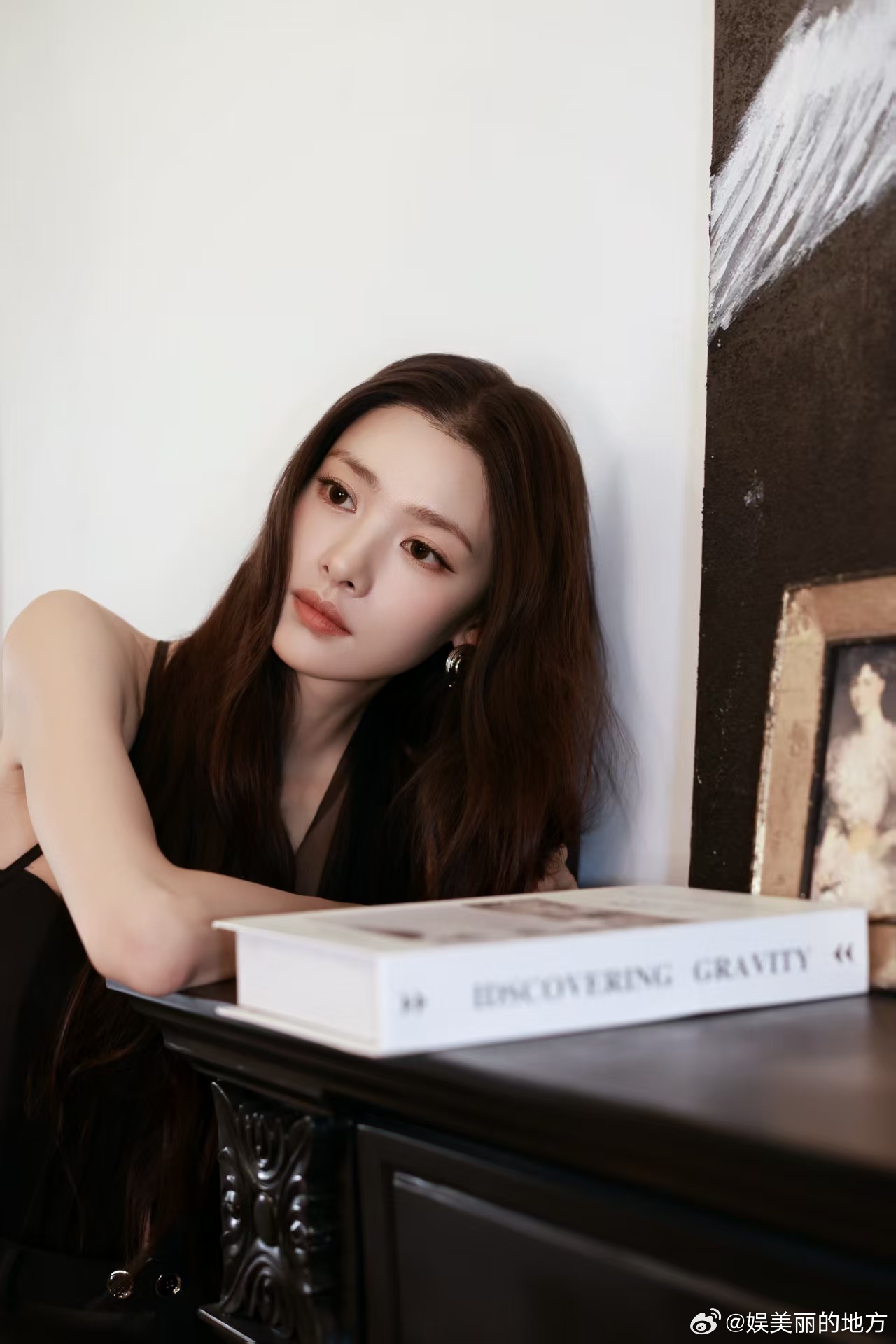 张艺上浪姐初舞台造型 黑长直+白蛋糕裙是心动信号！清爽得像校园里的风，和剧里反差