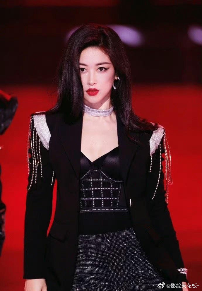 朱珠朱珠内娱收藏主理人顶级典藏氛围感被朱珠完美诠释，从来不依靠刻意的外表炒作出圈