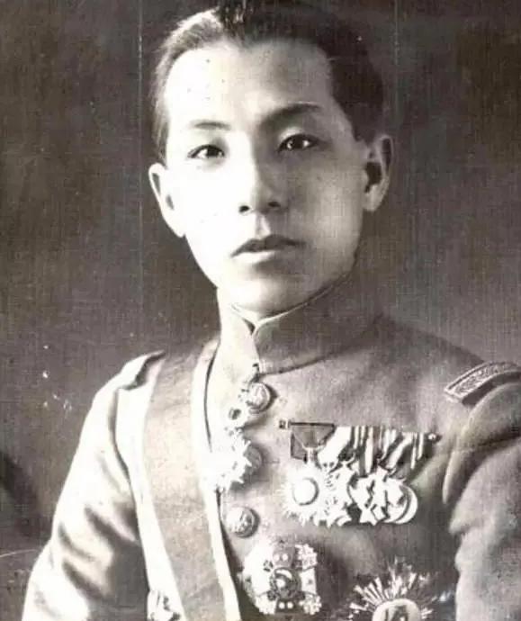 1938年，张学良进城理发，路上碰到一个东北军中校，对方激动地大喊：“少帅！”此
