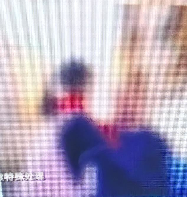 半年了，他第一次站在女儿学校门口。

放学铃声响起，孩子们蜂拥而出。他一眼就看见