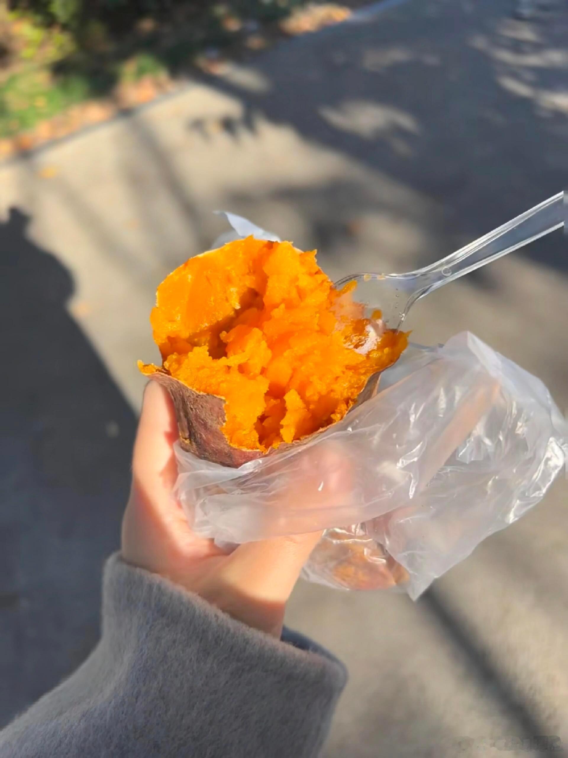 冬天到了就该吃烤红薯了🍠 