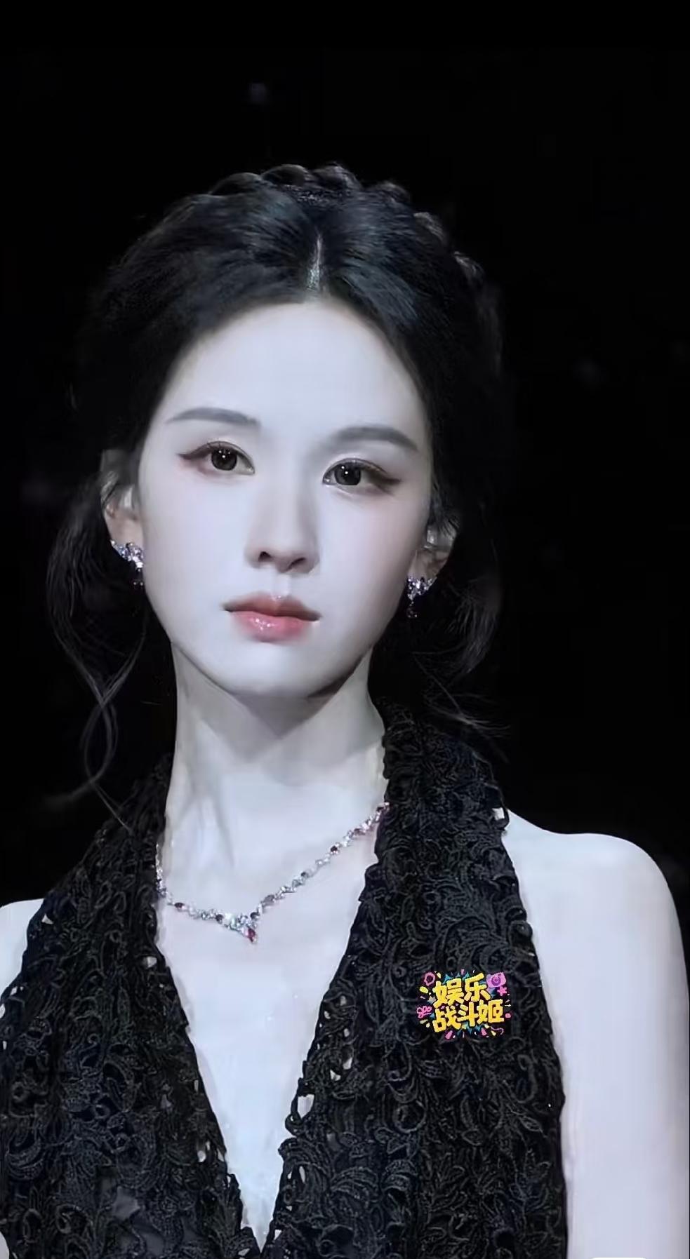 微博之夜明星里的陈都灵真是太惹人注目了！

陈都灵今天编发了，这套衣服陈都灵穿的