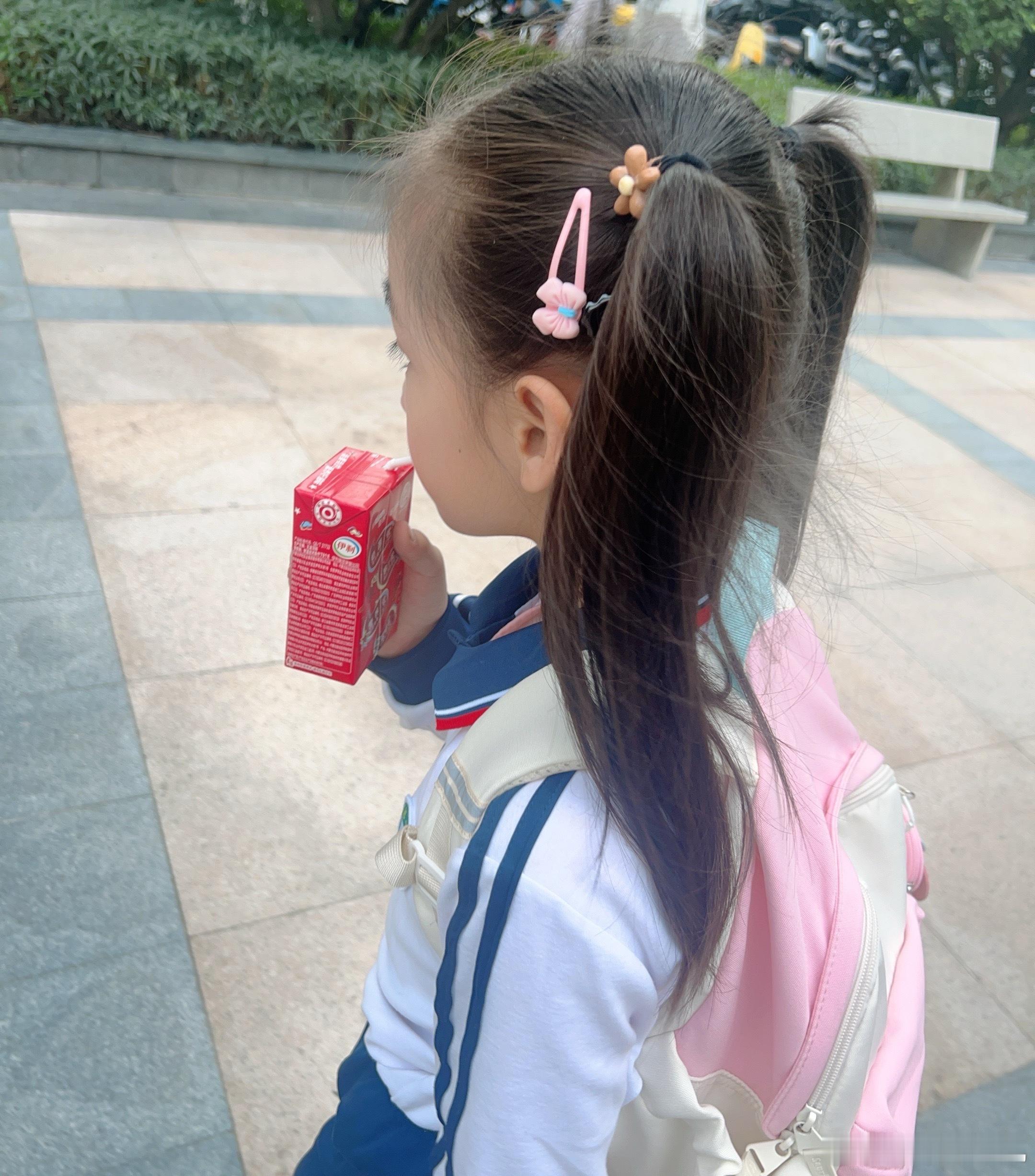 米米学校体育节那天，老师要求统一扎双马尾辫～看得老母亲我好喜欢因为自从上小学之后