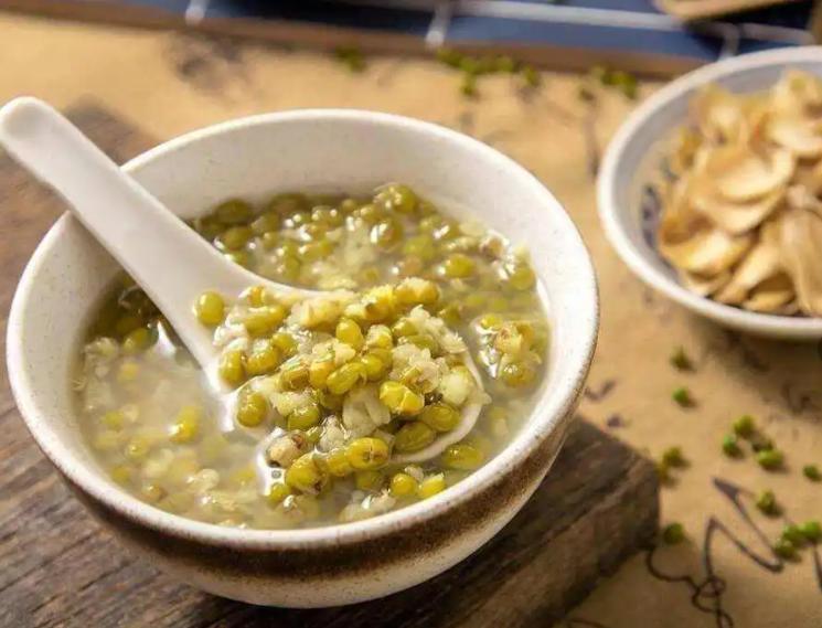 58岁女子查出高血脂，天天吃绿豆，复查时医生称赞：6点做得好

体检报告上总胆固