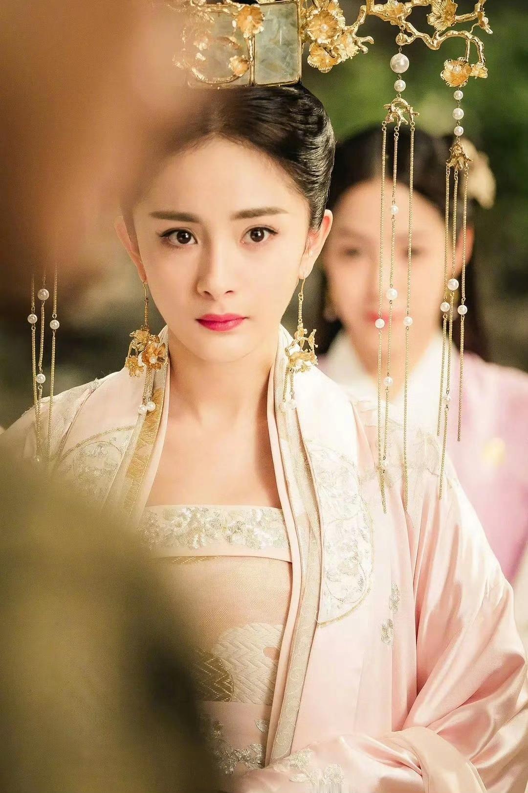 杨幂的转型之路注定艰难
虽然手握爆剧，积攒了不少人气
但这些爆剧又都有致命的问题