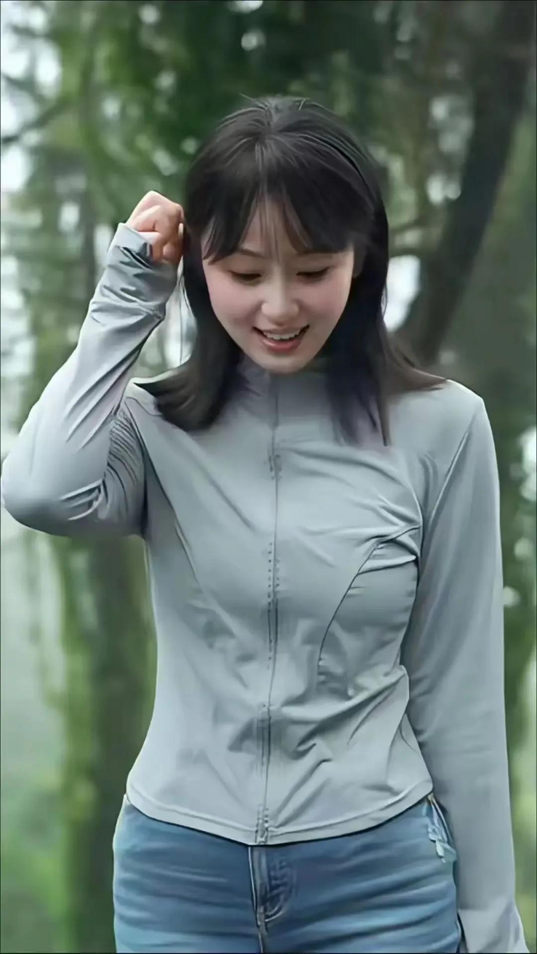 你的美忘不了，最是那低头一笑的温柔，
你的美忘不了，最是那初见一瞥的娇羞，
你的