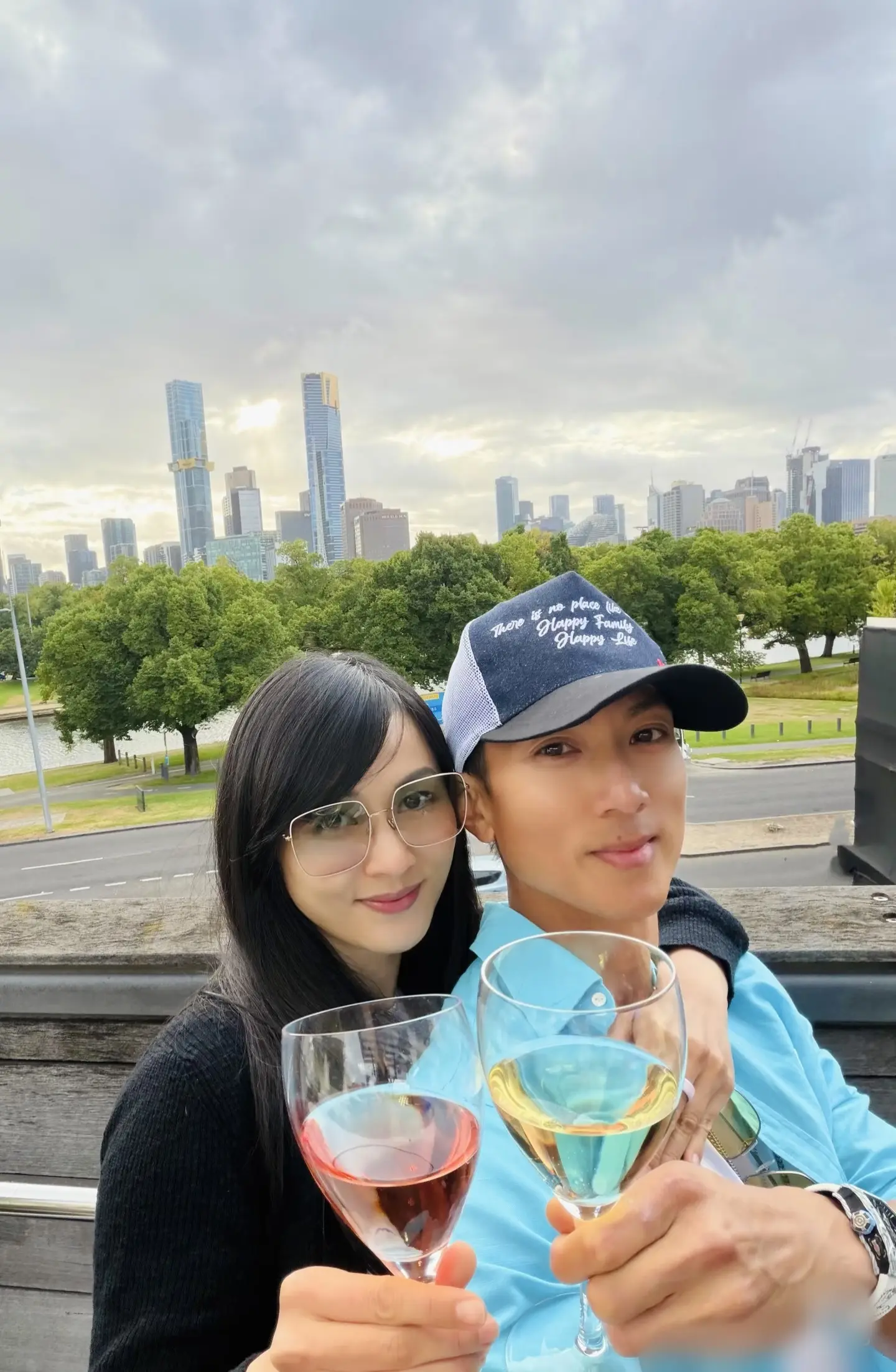 吴尊跟妻子相恋30周年，夫妻俩好甜蜜。吴尊跟妻子在一起30年了，两人是...