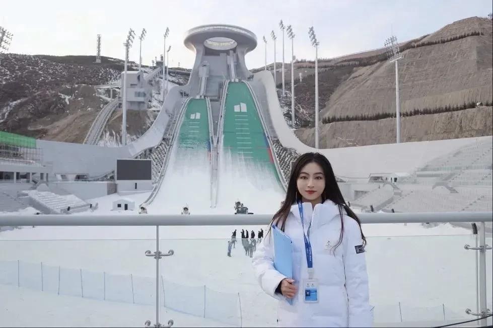 清华邓悦太燃了！冬奥冰天雪地里的硬核担当，400余天坚守太戳心
 
2021清华