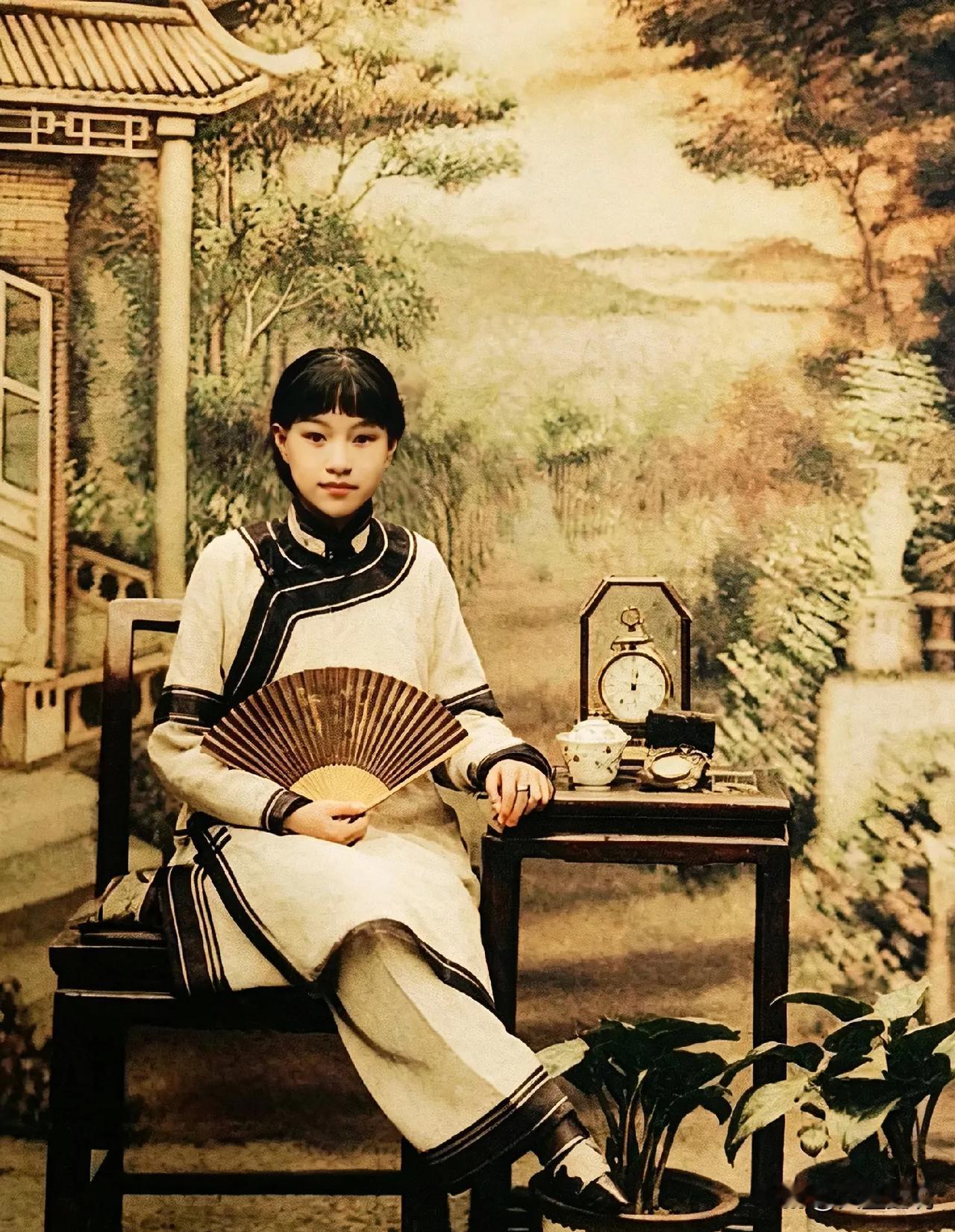 晚清最狗血官场桃色案：送个名妓，换个巡抚
 
一张彩色修复老照片，晚清名妓杨翠喜