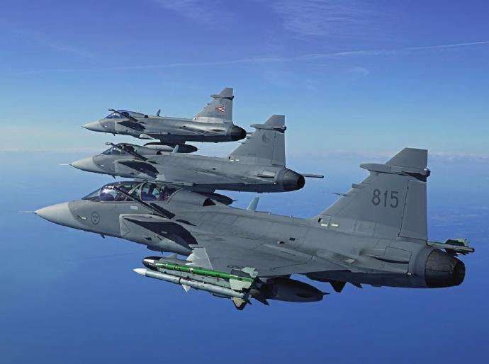 每天认识一件兵器 瑞典JAS 39“鹰狮”战斗机机身长度：14.1米机身高度：4