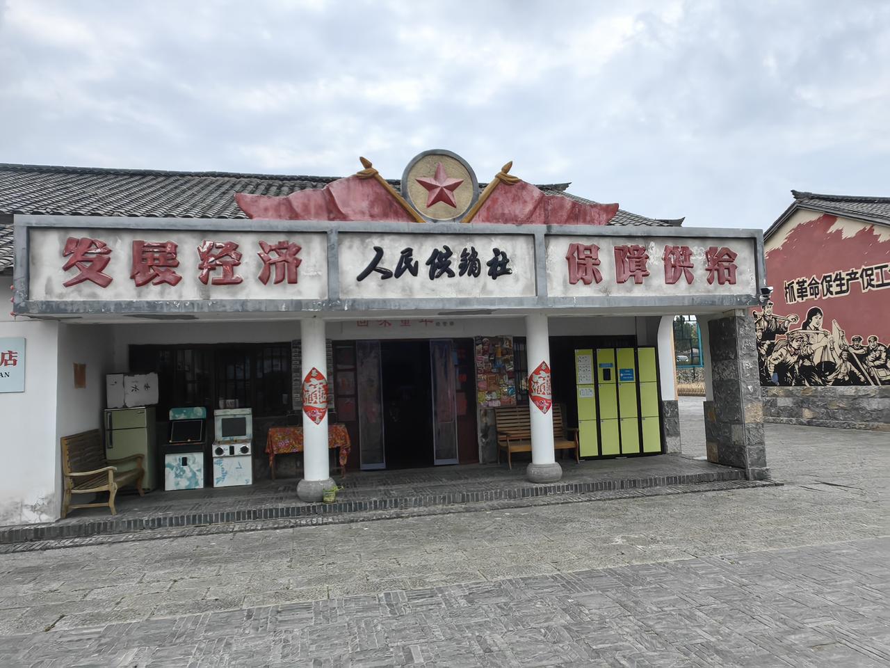 「墨上古巷，邂逅旧日流年」
墨上寻旧，
岁月留痕。
穿行复古街巷，
触摸旧时光的