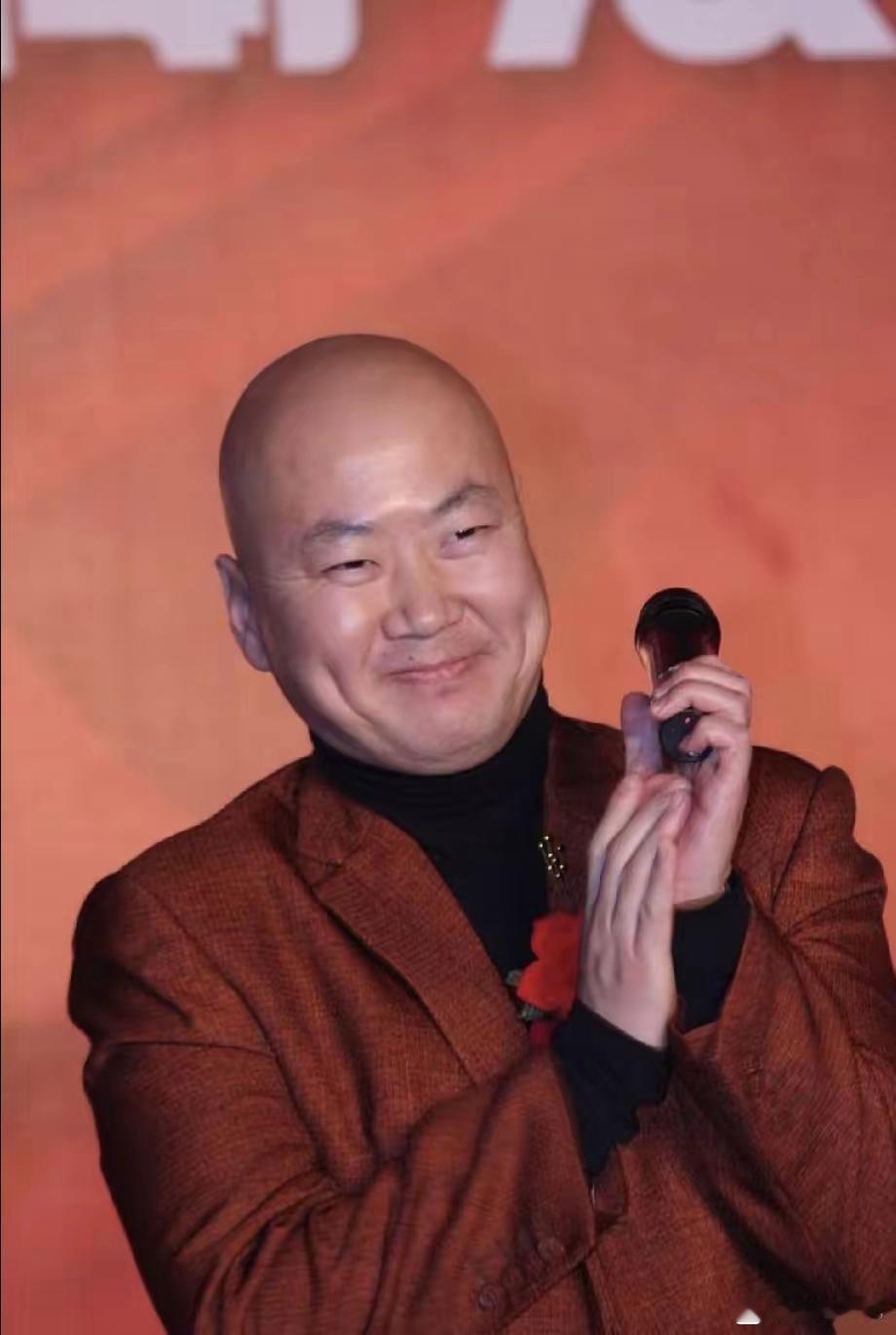 看到有媒体曝光59岁郭冬临现状，无妻无子，独居北京老小区。脑子里瞬间闪过他在春晚