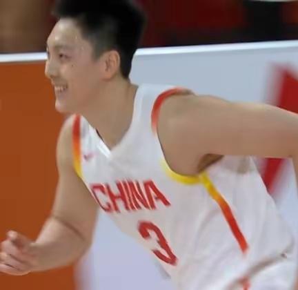 厉害！胡明轩三分属性被激发！
胡明轩一上场就连进三分，把自己投乐了，也把菲律宾投