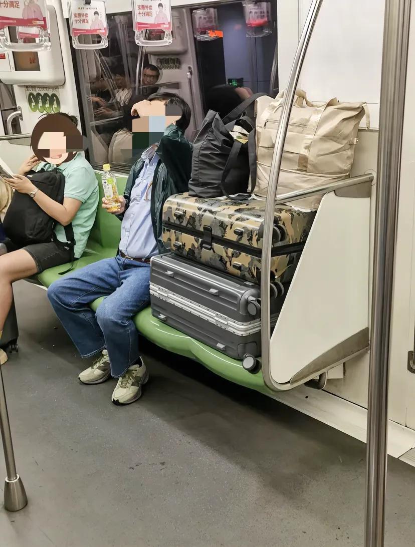 上海地铁一名乘客箱子在座椅上摆放整齐，总觉得哪里不对，毕竟座椅不是行李架，网友们