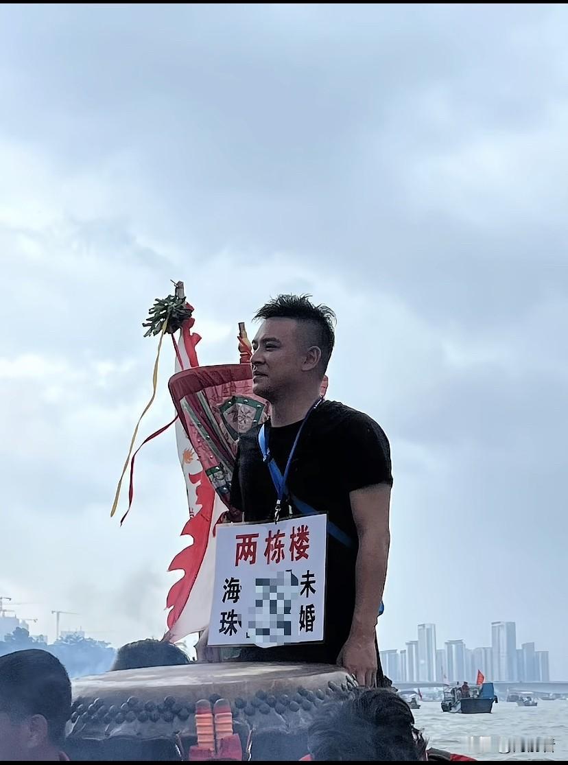 他说他没对象，我一点也不信，长的不赖，还有2栋楼，这么好的条件女孩子还不追着跑！