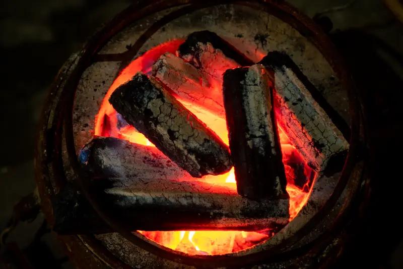 一句话记录冬日心情 冬日，没了骄阳似火，却有别样的温暖。
我坐在炉火旁，轻抿半盏