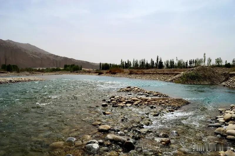 夏夜书

玉龙喀什河的水，缓缓地淌，
不急着淘玉。
巴扎的尘土，轻轻地扬。

馕