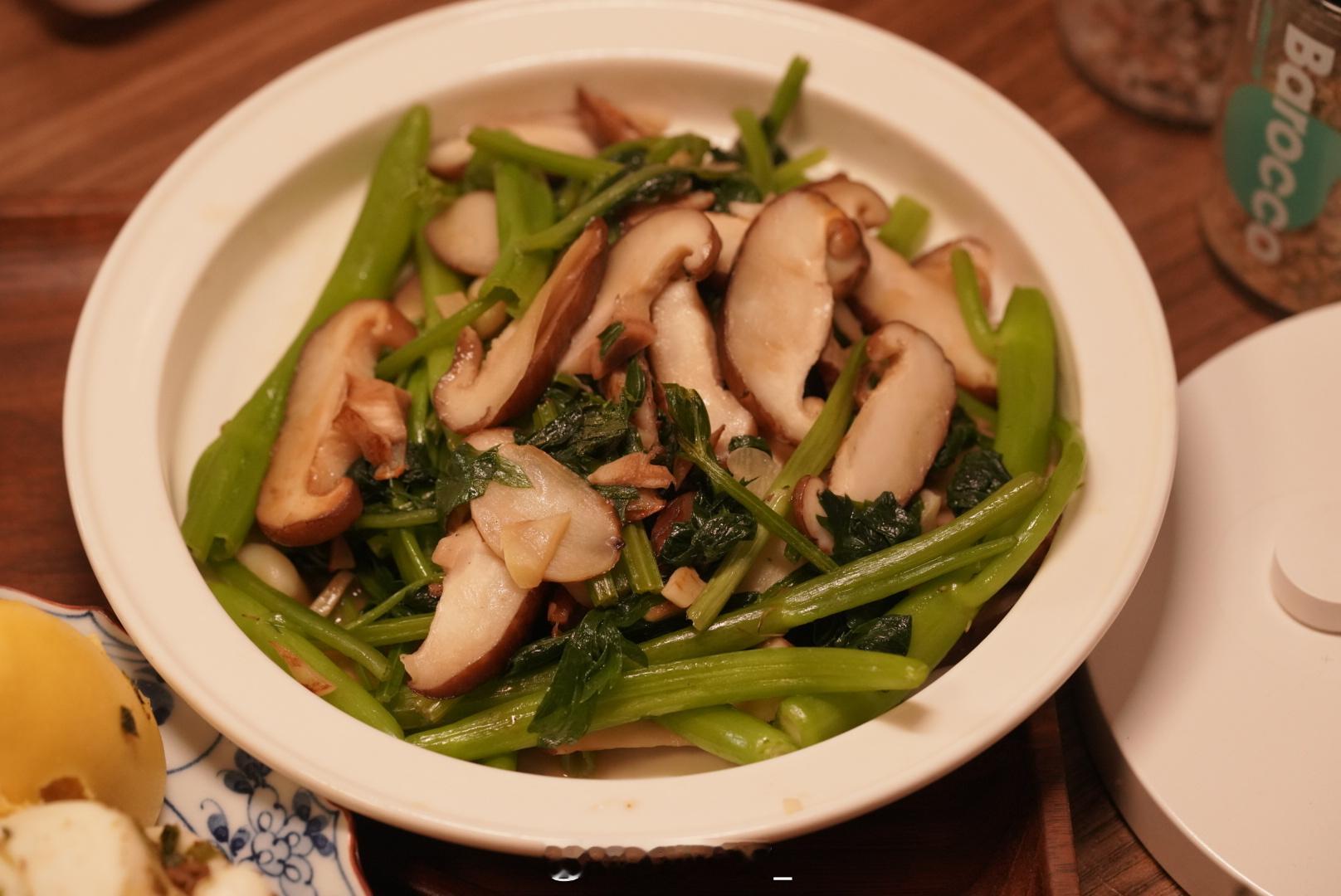 这点饭，吃了一个小时才吃完。210克面食，全吃下去也挺困难…这个花卷含糖，愿想着