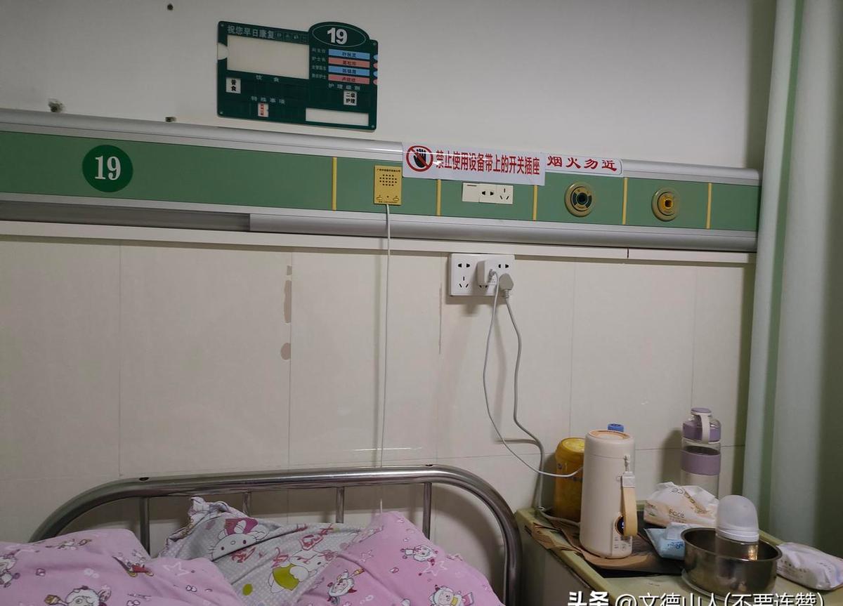 坐月子期间，亲家没钱请人，想让岳母做月子餐，还叫上岳父一起吃饭。
这事儿听着有点