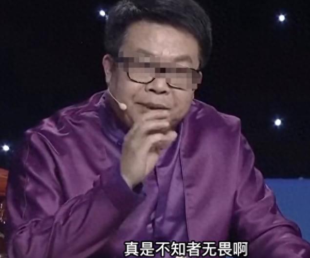 一个大爷17万买了一个茶壶，每天都用这个茶壶喝茶。后来更是带着这个茶壶去找鉴宝专