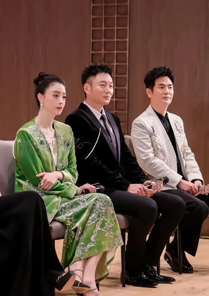 《甄嬛传》让孙俪、蒋欣、蔡少芬和陈建斌大放异彩，但同样演技出众、颜值高且台词功底