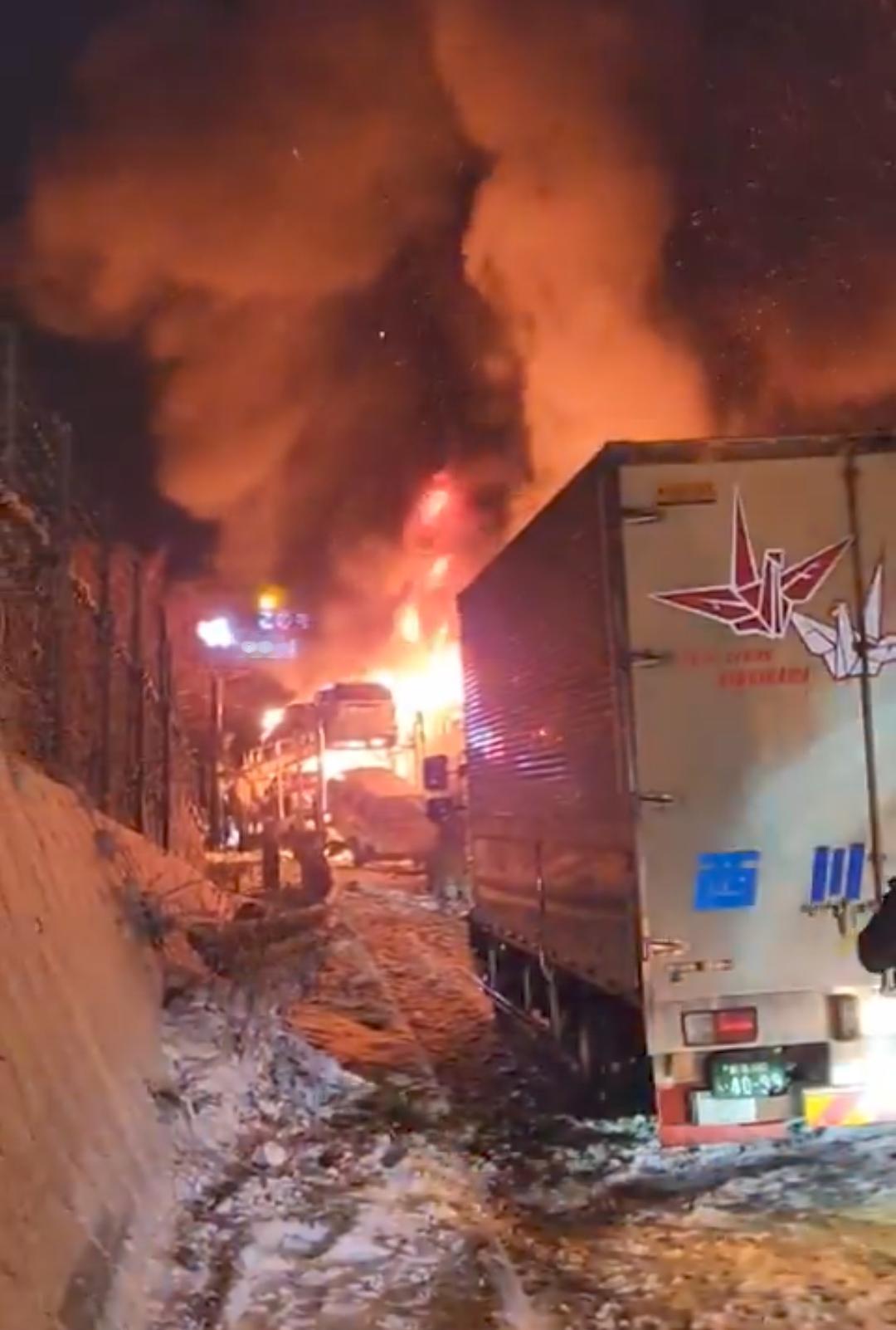 新闻快讯——群马县水上町关越高速公路下行线发生重大交通事故，一起涉及50余辆汽车