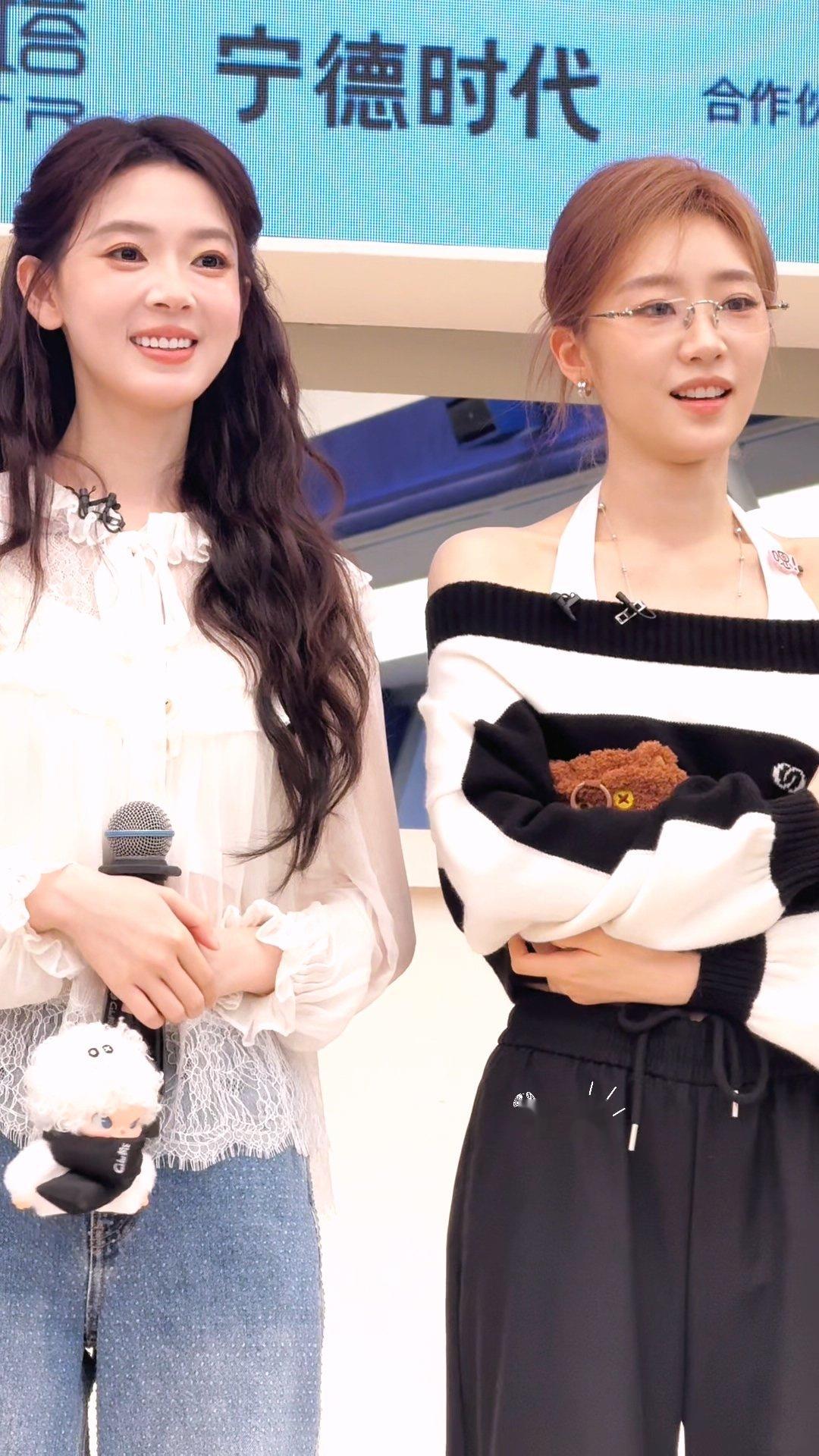 陈瑶教张月饭撒陈瑶教张月比心饭撒超甜的陈瑶在饭撒这一块权威的，在浪姐采访现场教张