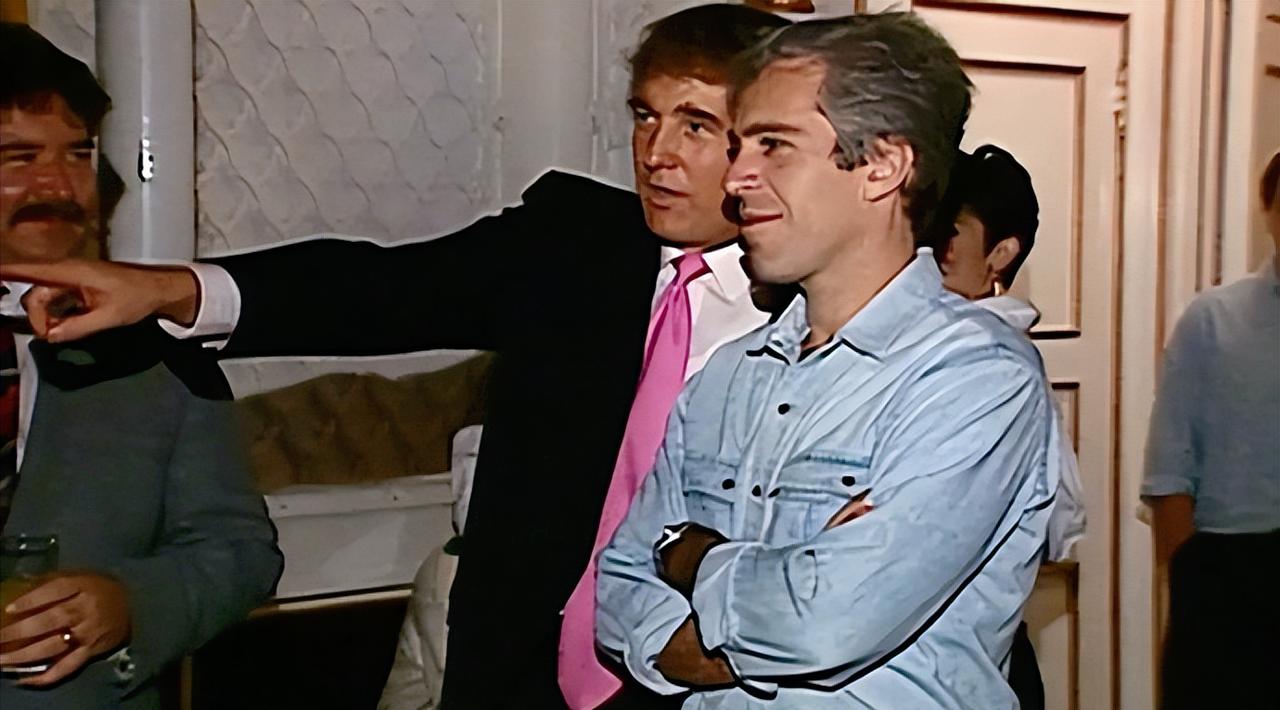 本想扔炸弹，结果炸了自己家后院？特朗普自己估计都吓麻了！

原本想借爱波斯坦那堆