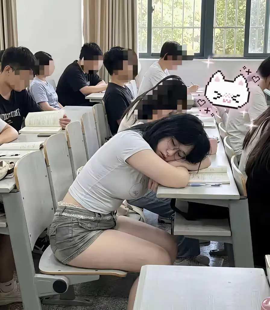 瞧这姑娘，课堂秒变美容觉VIP包厢！别人奋笔疾书内卷成麻花，她已参透"睡饱了才有
