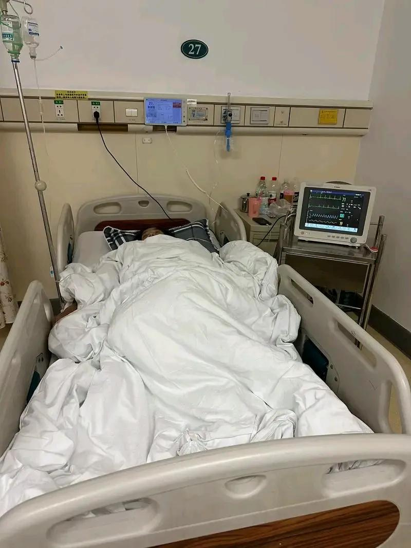 今年9月份我妈把腿摔骨折了，做手术需要五万

我妈让所有子女平摊医药费，我哥说自