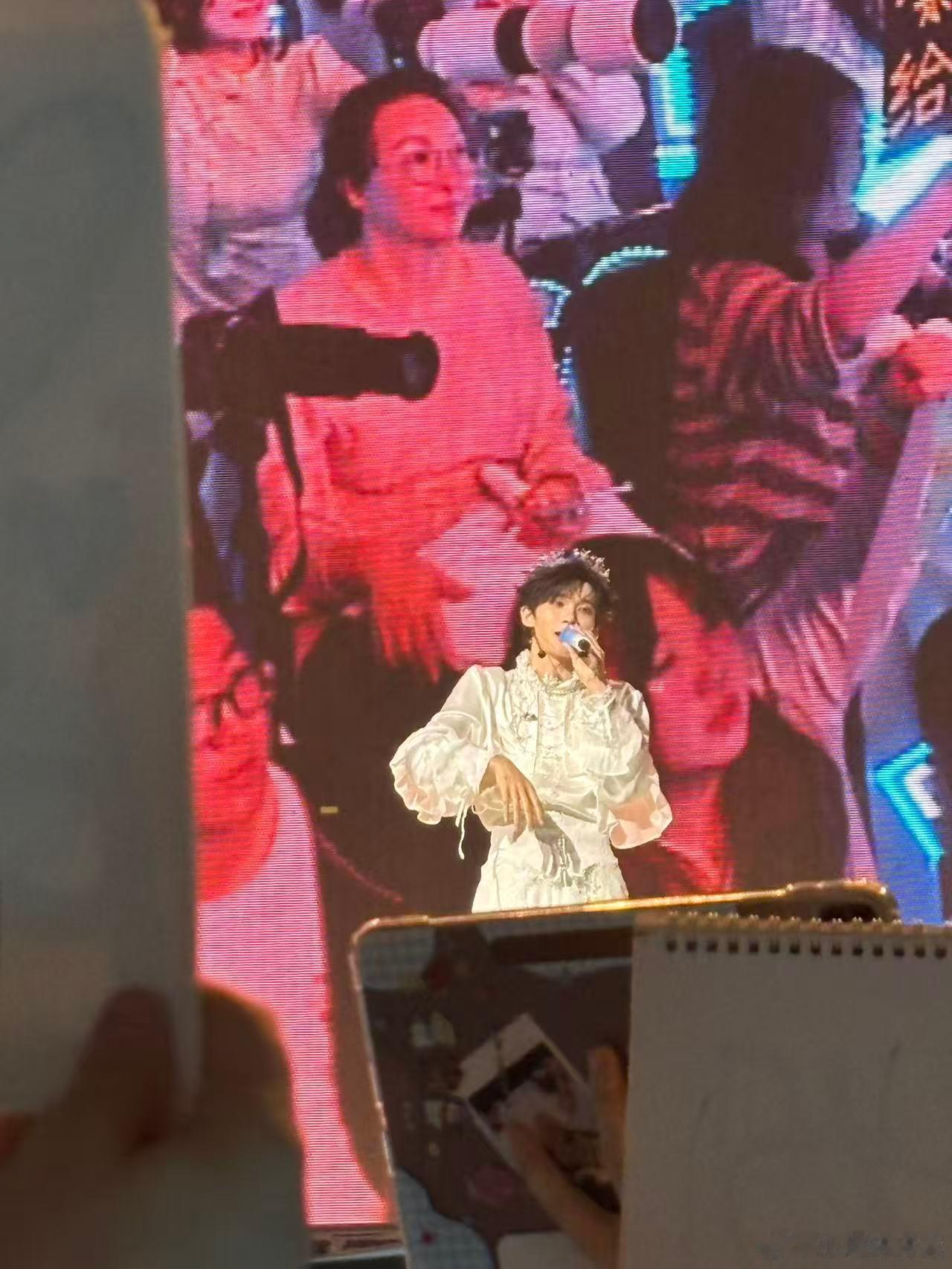 余宇涵演唱会现场空降超话 又可以在舞台上看到余宇涵的魅力了，相信这个天生就把唱跳