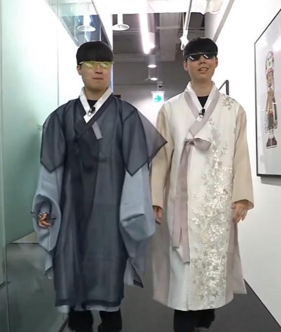 你两位是在干啥
好诡异如同ai的照片（我也不知道出处是什么但是太搞笑了分享一下）