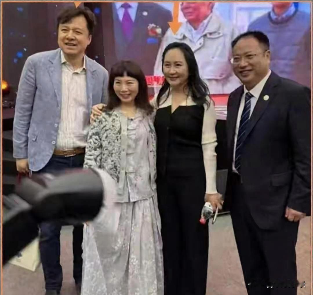 54岁孟晚舟和老公一起露面，穿件黑裙子气质大变，网友看完直呼：这就是嫁给爱情的样